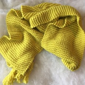 Thick yellow scarf